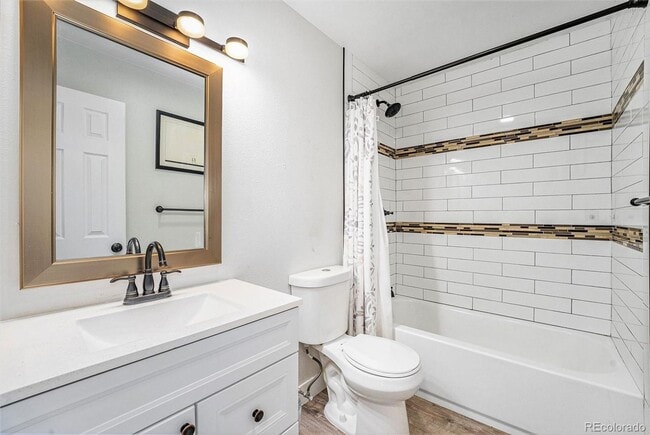 Building Photo - Beautifully Updated 3-Bedroom End-Unit Tow...