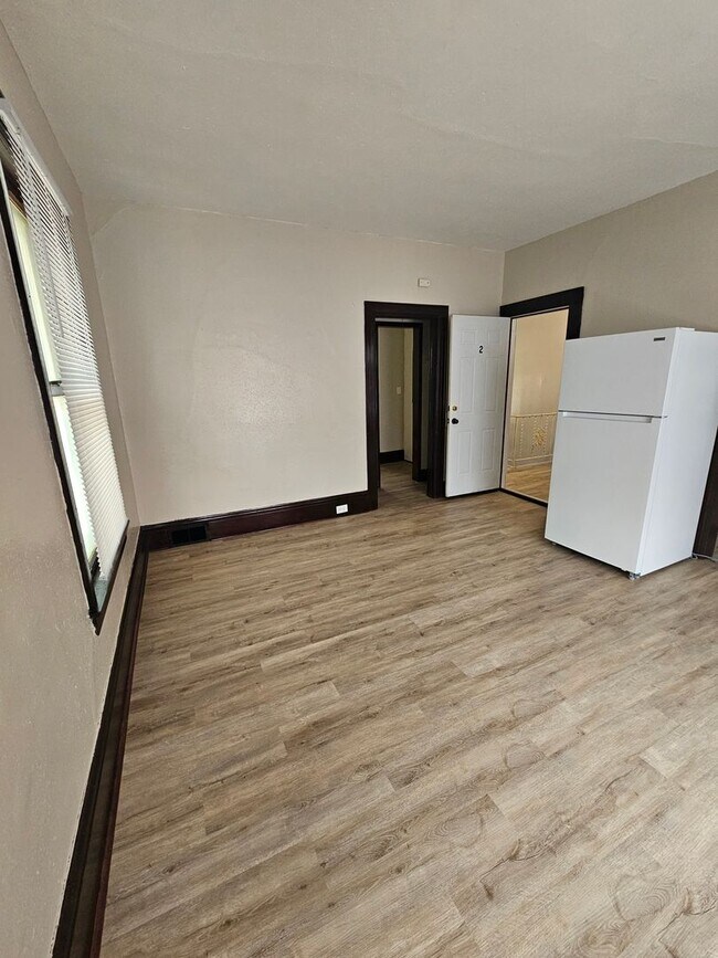 Building Photo - 602 E 14th St