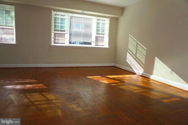 Building Photo - 1322 Fort Myer Dr