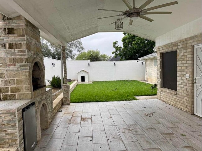 Building Photo - 1717 Woodland Dr