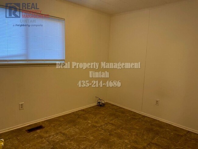 Building Photo - Cute 3 Bedroom 1 Bathroom Apartment $400 O...