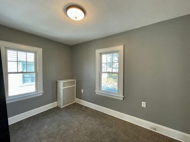 Building Photo - Single Family House 4-Bedroom, 2-Bath For ...