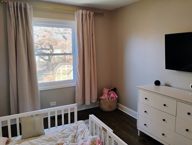 Building Photo - 4958 Oak Ln