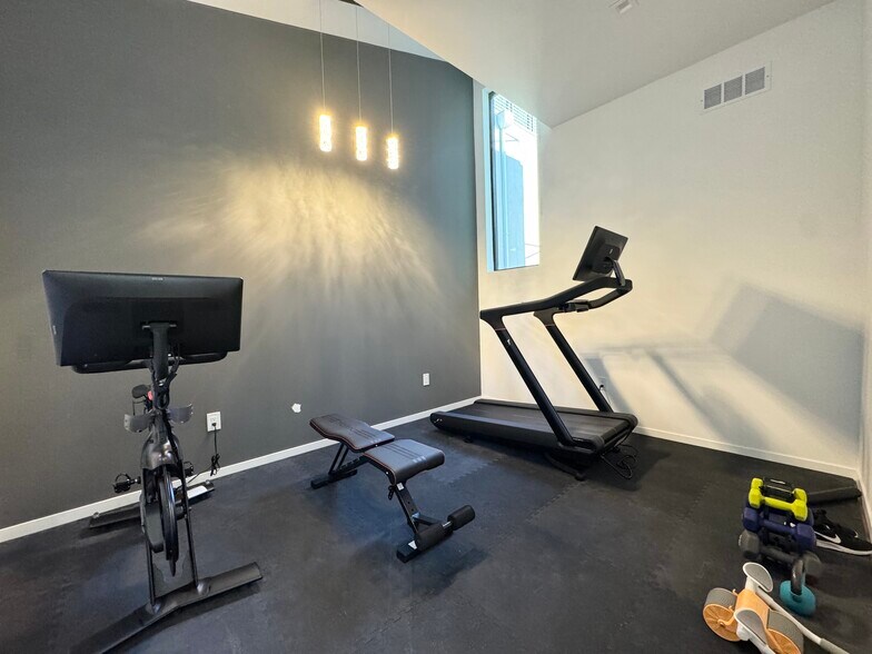 Building Photo - 4732 Mercier St