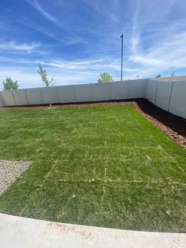 Building Photo - 3 Bedroom and 2 bath located in a vibrant,...