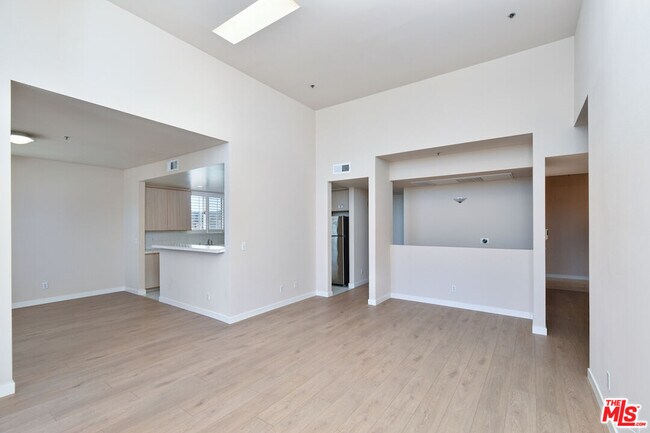 Building Photo - 5350 White Oak Ave