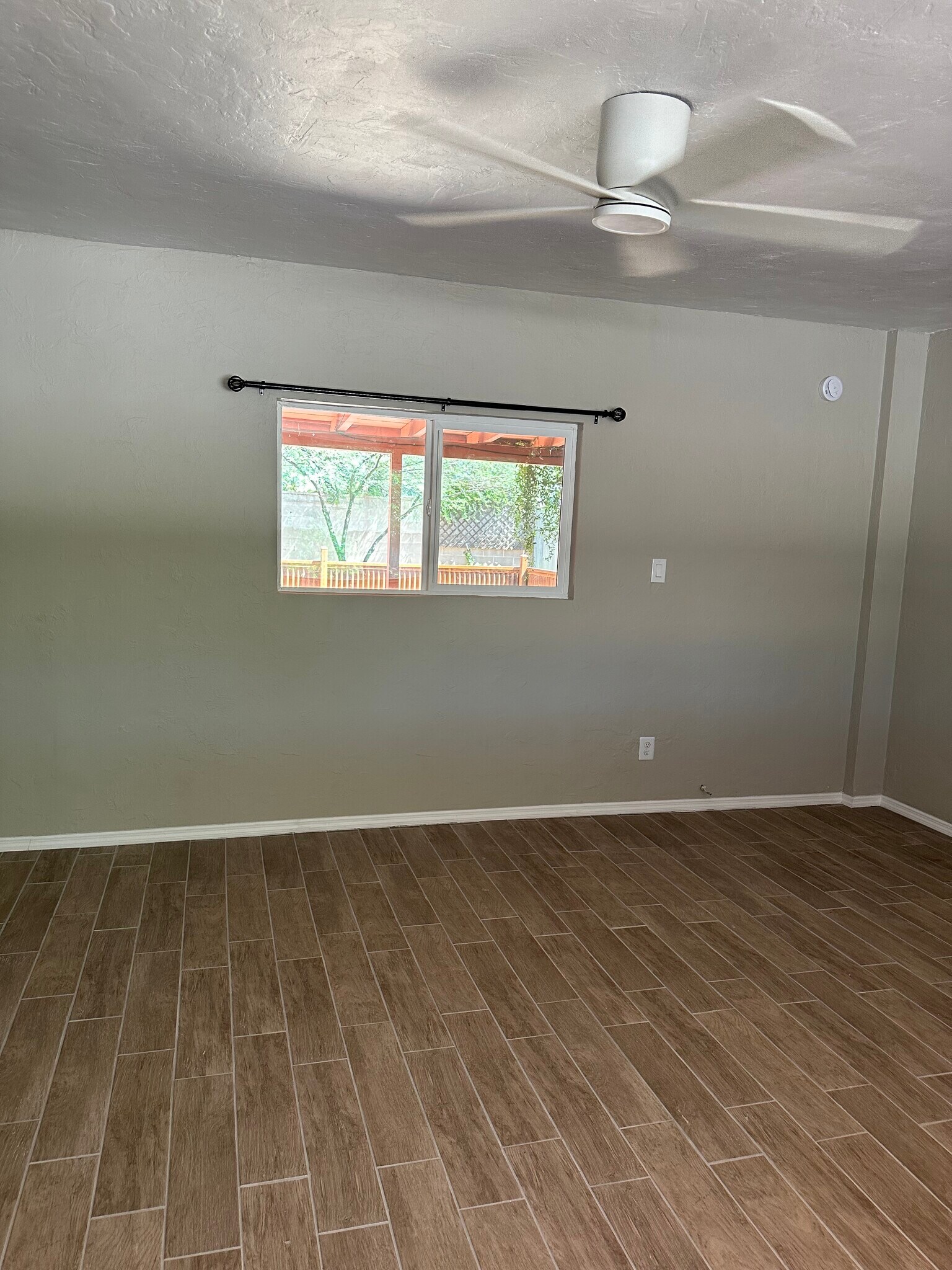 Living room - 1315 E Adams St