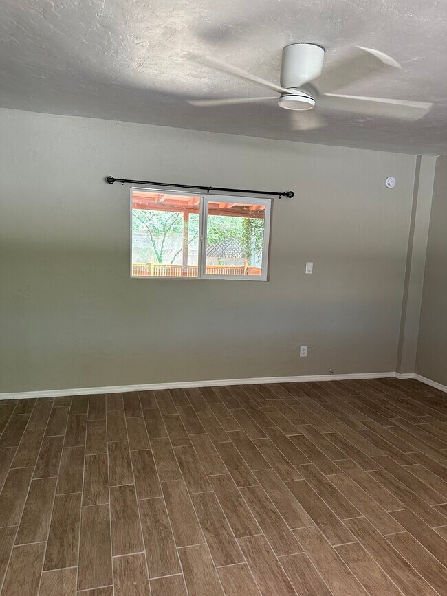 Living room - 1315 E Adams St