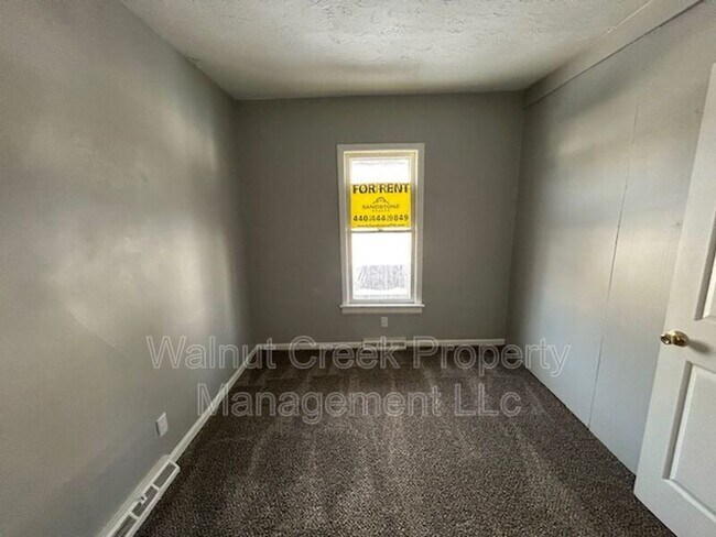 Building Photo - 939 W 22nd St