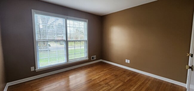 Building Photo - FRESH Paint!  Sprawling, Hurstbourne Ranch with Basement!  3 Bedrooms, 3 Full Baths, Hardwood Flo...