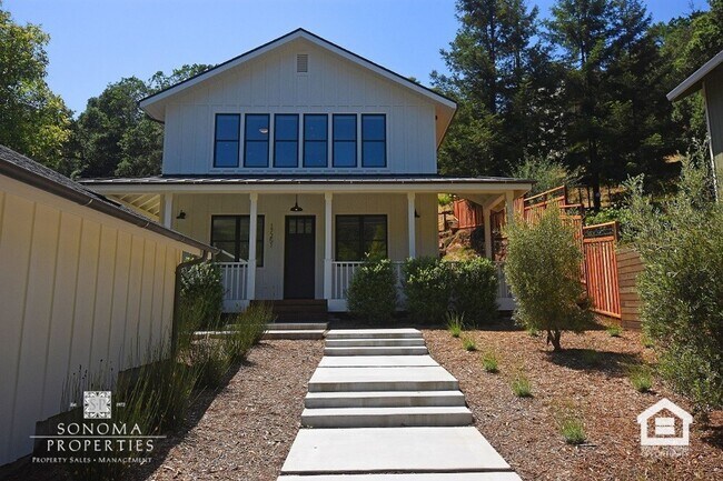 Building Photo - 3bd/2ba Retreat in the Heart of Sonoma Wine County - Modern Top Floor Duplex