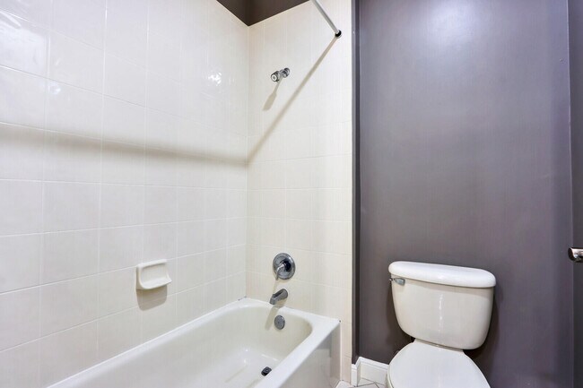 Building Photo - 1904 Flower Dr