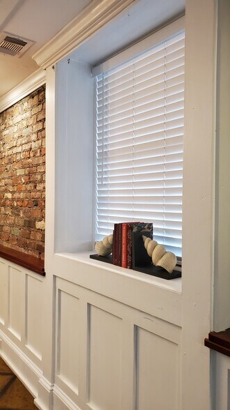 deep window seals - 101 W Oglethorpe Ave