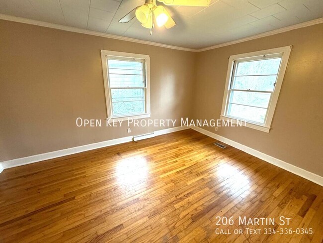 Building Photo - Simple 3 Bed 2 Bath Red Brick Home!