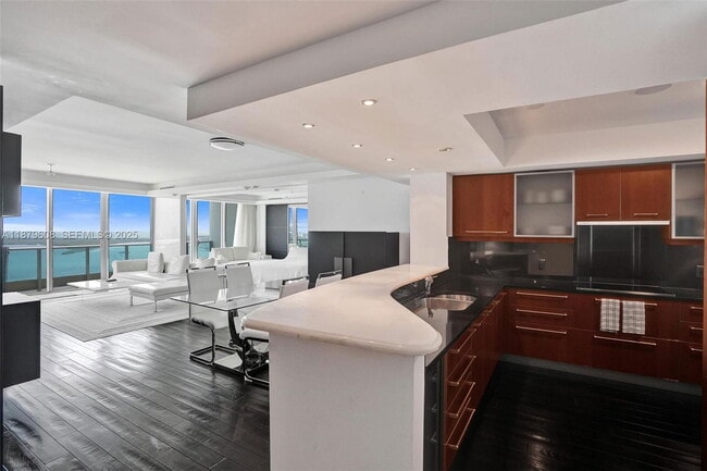 Building Photo - 1331 Brickell Bay Dr