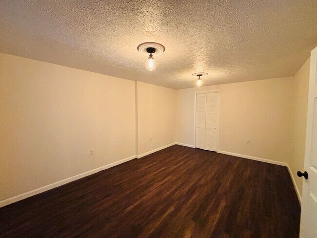 Building Photo - 3 Bedroom, 2 Bath House in Woodbine w/walking trail access