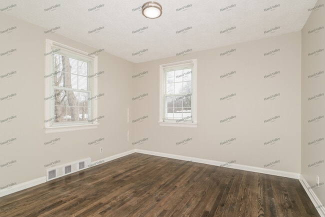 Building Photo - 1023 St Denis St