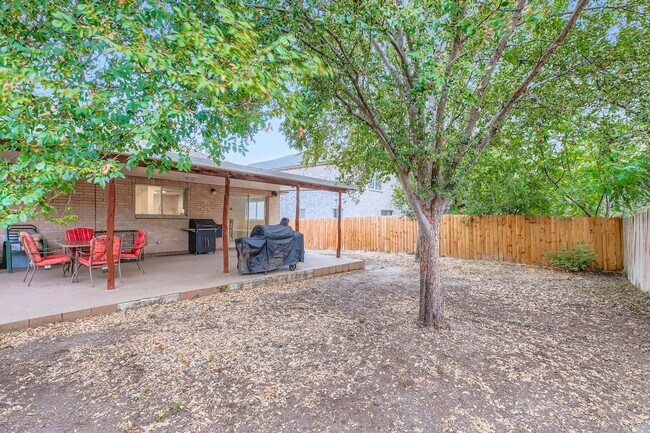 Building Photo - Stunning 3 bedroom home with Easy access t...