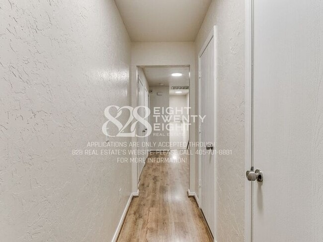 Building Photo - *AVAILABLE NOW!* Spacious 3 Bed/2.5 Bath Duplex Townhome Available in Norman!
