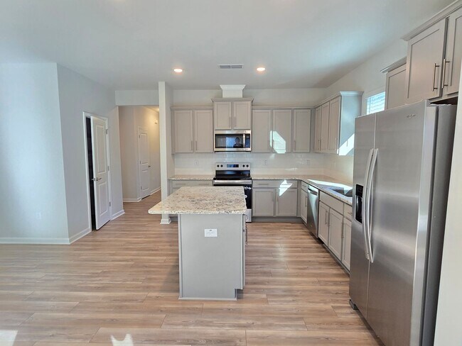 Building Photo - Approx 2700sqft, 5 bed / 3 bath featuring ...