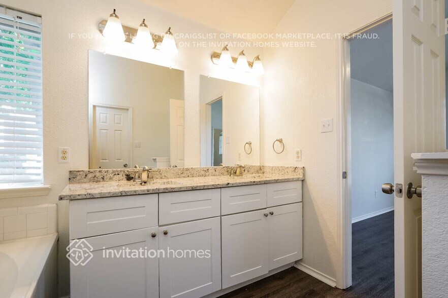 Building Photo - 1434 Vanderbilt Ln