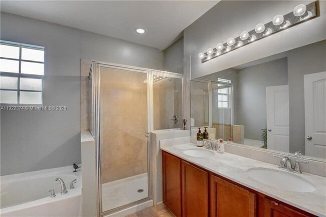 Building Photo - 256 SW 6th Ct