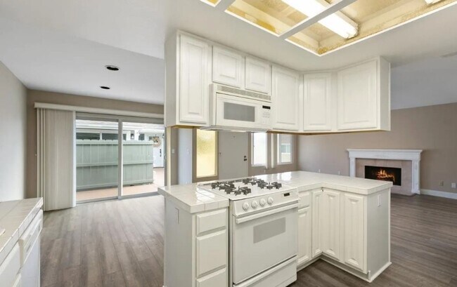 Building Photo - Spacious Carlsbad Condo Walking distance t...