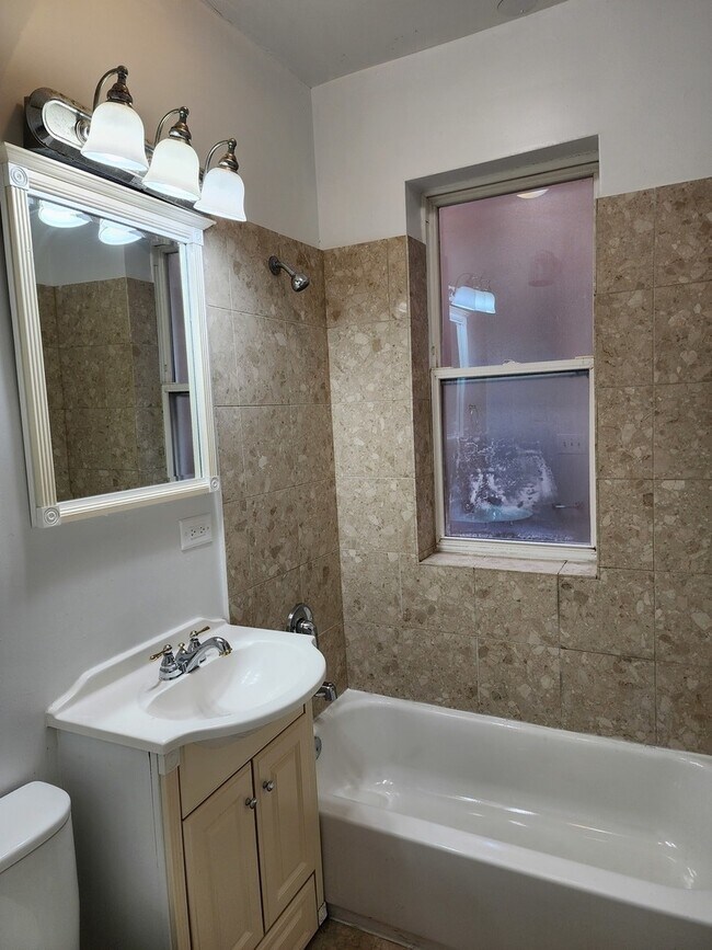 Building Photo - 1530 E 65th Pl