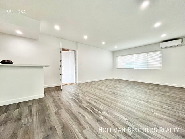 Building Photo - 1028 S Sherbourne Dr
