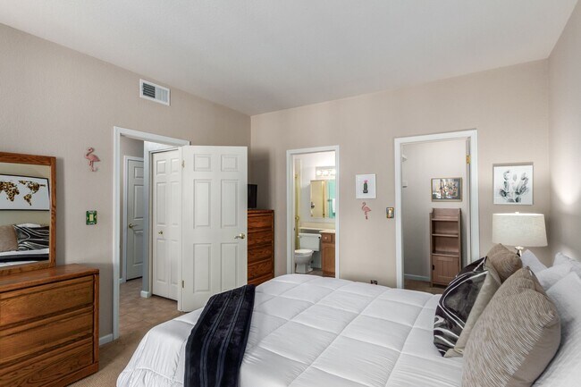 Building Photo - Two bedroom condo