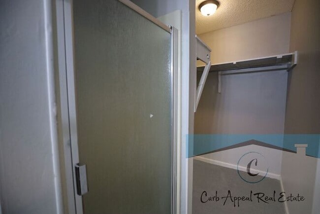Building Photo - Beautifully renovated 4 bed / 1 bath duple...