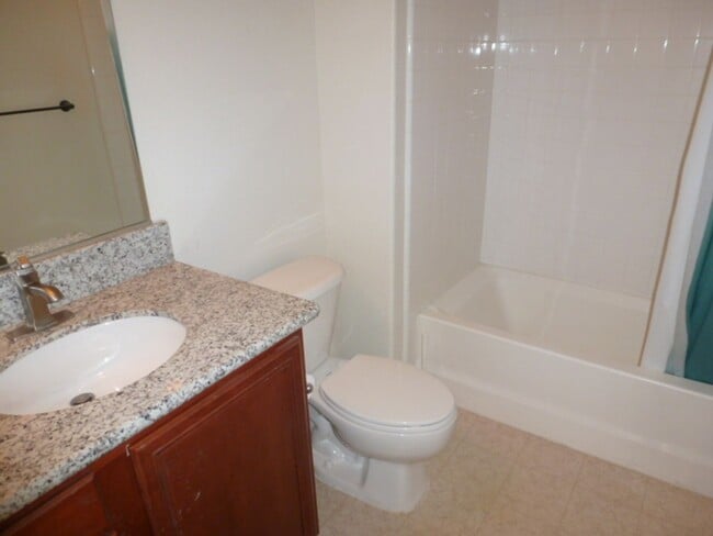 Building Photo - Four Bedroom, Three Bath Home in Somersett