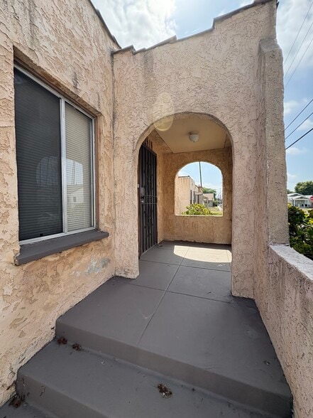 Building Photo - 2414 W 39th St