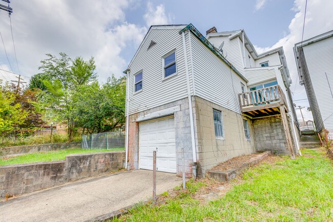 Building Photo - AVAILABLE July 2026 - Huge 5 Bedroom, 2 Bath Home in South Side Slopes w/ Garage Attached!