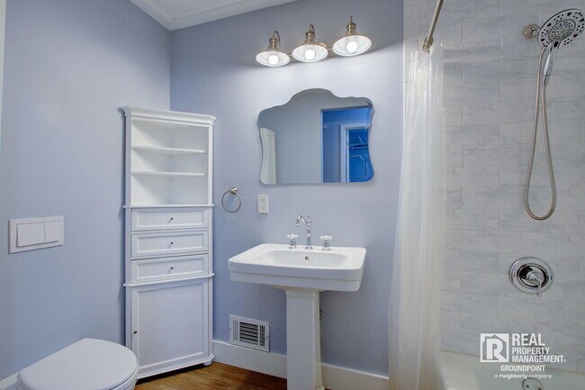 Building Photo - 209 Chucker Dr