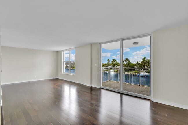 Building Photo - 1050 Hillsboro Mile