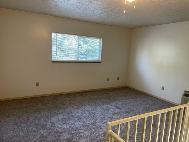 Large bedroom - 838 Harris Ave