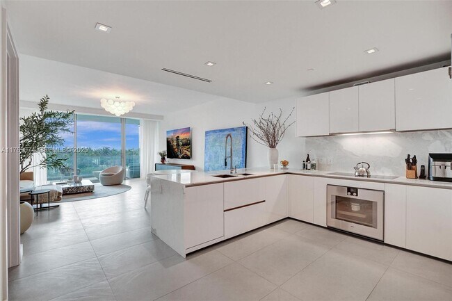 Building Photo - 10201 Collins Ave