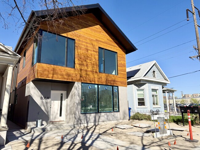 Building Photo - 806 S Jefferson St