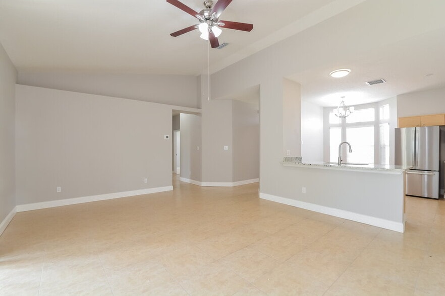 Building Photo - 717 Modena St