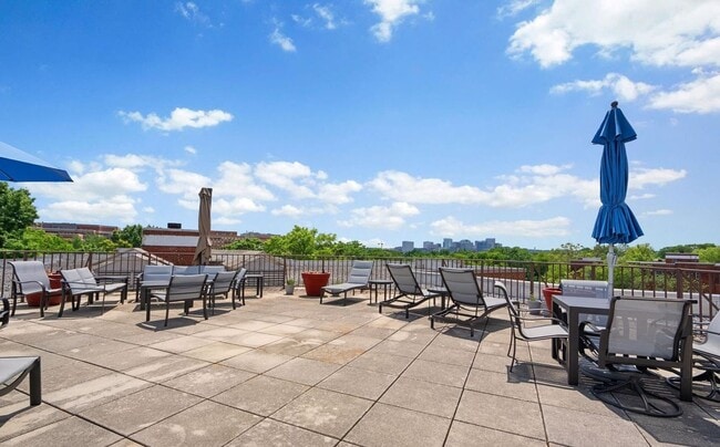 Building Photo - Centrally Located Junior One Bedroom in Georgetown/Dupont border. UTILITIES INCLUDED