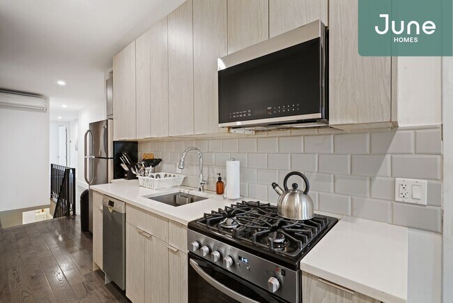 Building Photo - Full room in 3-bed/1.5-bath Home