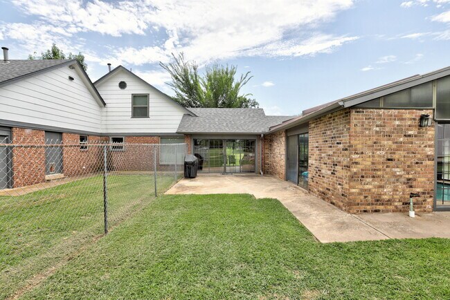 Building Photo - 1340 Bryant Cir