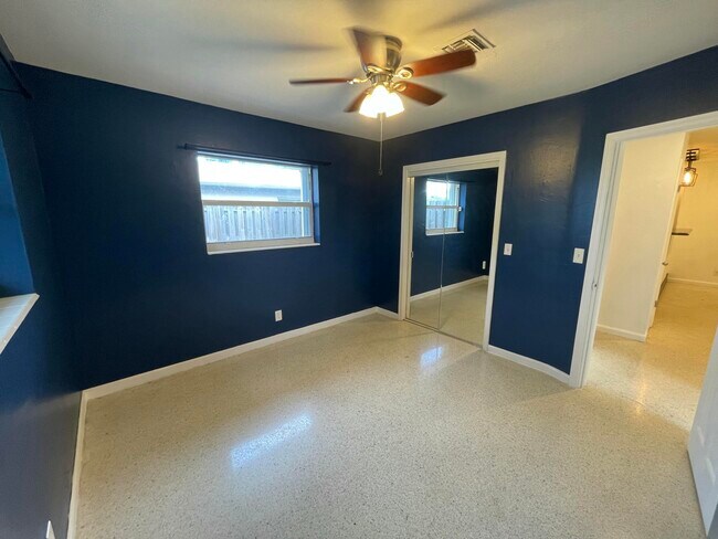 Building Photo - 842 SW 12th Ct