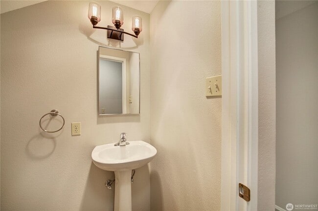 Building Photo - 2Bd/1.5Ba Kirkland Townhome