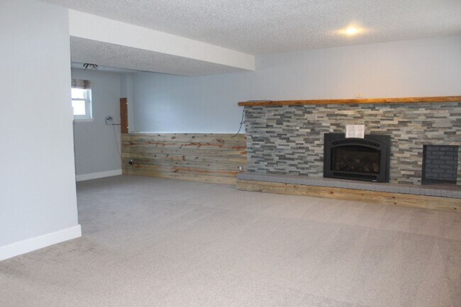 Building Photo - Columbine Hills - 3 BR/2 1/2 BA Home!
