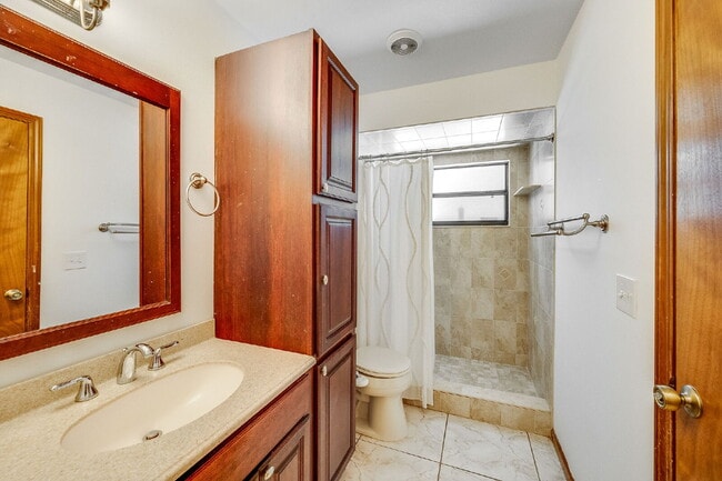 Building Photo - Beautifully updated Pool Home