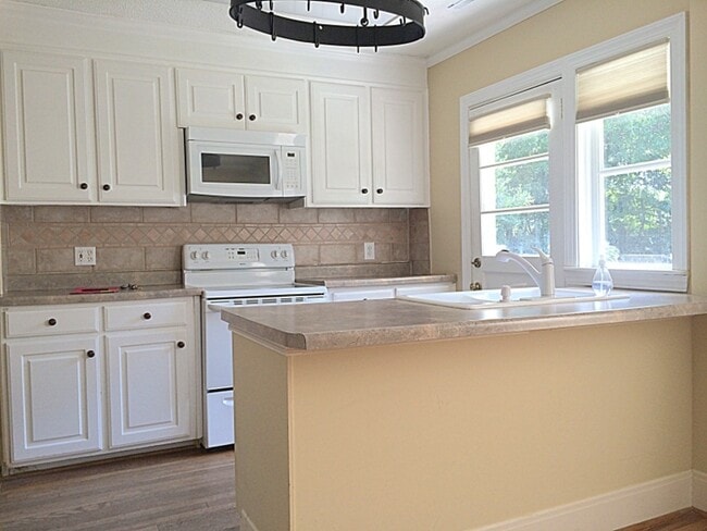 Building Photo - Spacious 3 Bedroom House in Byrnes Down!