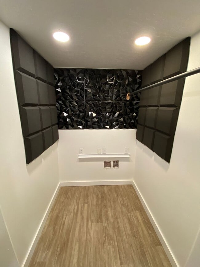 Building Photo - Beautiful House with basement apartment