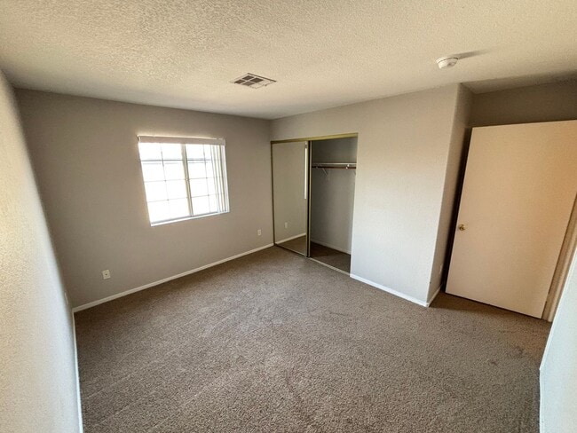 Building Photo - Beautiful 2BED/2BATH Condo near The Lakes